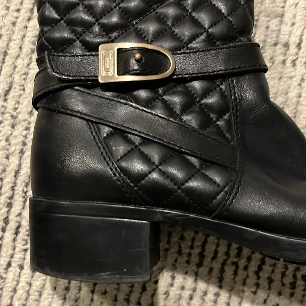 Adrienne Vittadini quilted boots size 8.5 in black